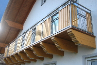 Balkon aus Edelstahl und Holz